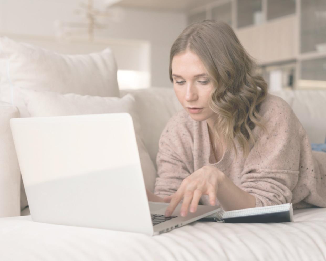Ambiente di lavoro collaborativo con persone che discutono in modo costruttivo